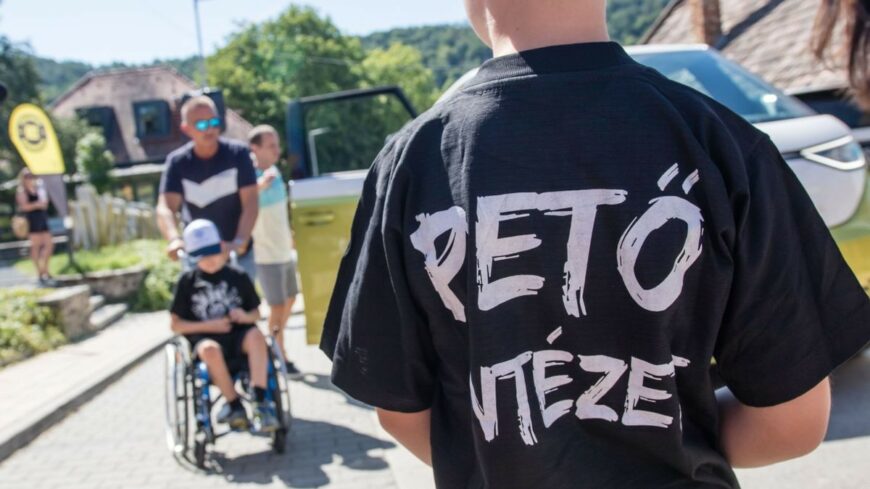 img_Mozgaskorlatozott_fiatalokat_lattak_vendegul_a_csaladjukkal_egyutt_a_Muveszetek_Volgyeben