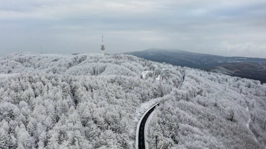 img_A_Mecsekben_20_centimeter_ho_is_hullhat_hetfon__de_tersegunkben_is_havazas_van_kilatasban