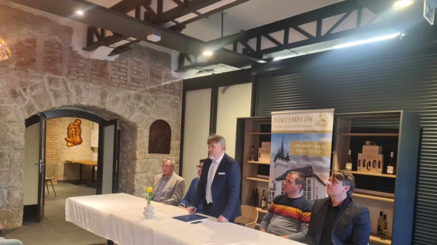 img_Egyuttmukodesi_megallapodast_kotott_a_Bortemplomot_mukodteto_alapitvany_es_az_Aszu_Bolcsoje_Egyesulet