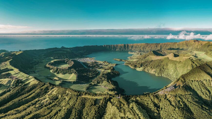 img_Kek_es_zold_to_is_van_ebben_a_kraterben_az_Azori-szigeteken