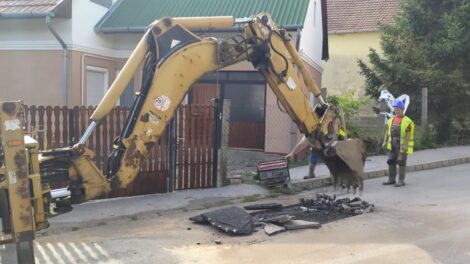 Csőtörés történt Sátoraljaújhelyen, a szakemberek dolgoznak a hiba elhárításán