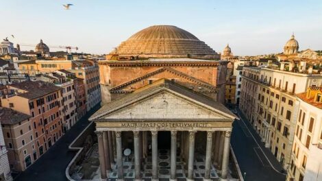 Meghalt egy turista, aki hét métert zuhant a római Pantheon faláról