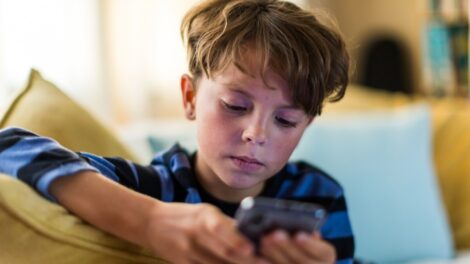 Szigorítást sürgetnek a szakemberek az okostelefon-használat korhatárában