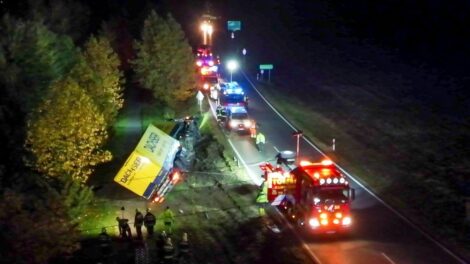 Veszélyes anyagokat szállító kamion borult fel Szombathelynél, életveszélyesen megsérült a sofőr