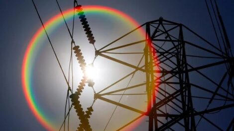 Befagyasztja a kormány a villany rendszerhasználati díját