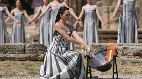 Fellobbant a láng Olümpiában