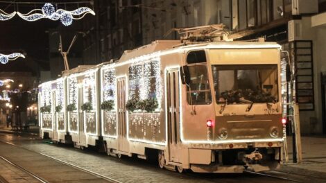 Hamarosan kigördül a miskolci adventi villamos