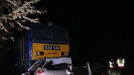 Intercityvel ütközött egy autó, öten meghaltak