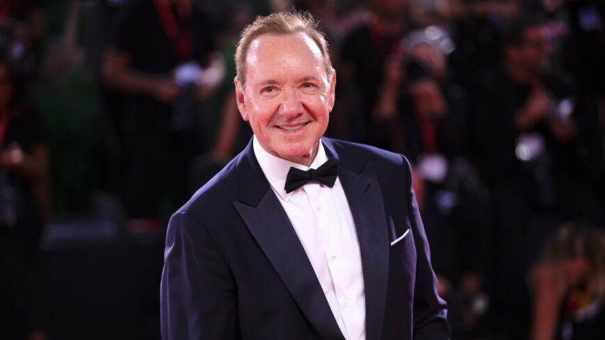 img_Kevin_Spacey-nek_nincs_otthona__szallodai_enekeskent_dolgozik_Cipruson