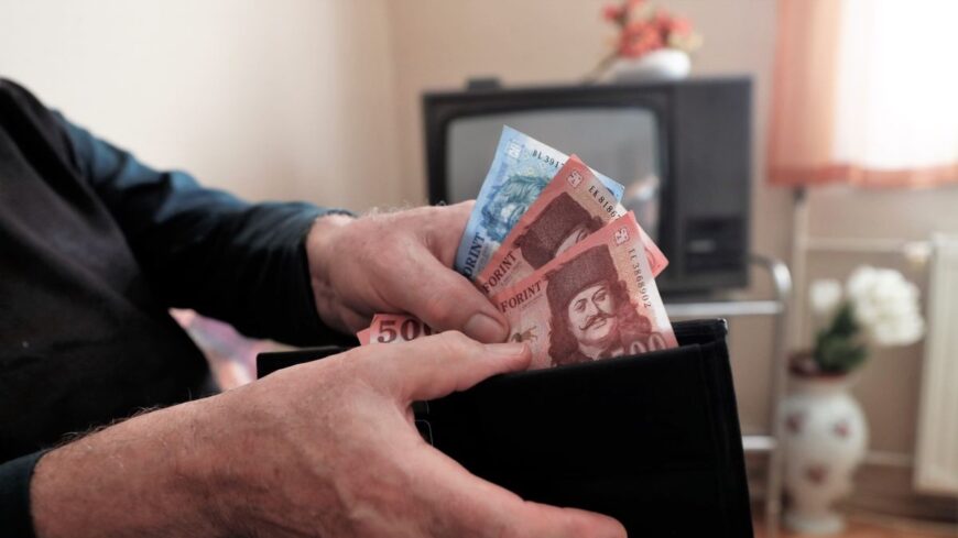 img_Megkezdte_a_novemberi_es_a_visszamenolegesen_megemelt_nyugdij_kezbesiteset_a_Magyar_Posta