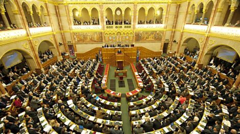 Napirenden a műhús tilalma és fontos gazdasági döntések az Országgyűlésben