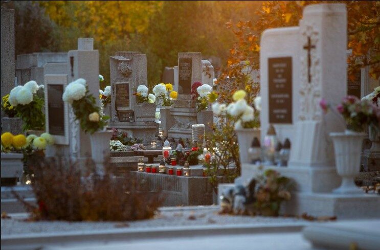 img_Orszagszerte_hosszabb_ideig_tartanak_nyitva_a_temetok