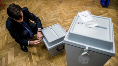 Szavazatszámláló bizottsági tagokat keres az NVI