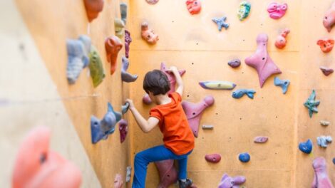 Százöt általános iskola és középiskola bővülhet mászófallal