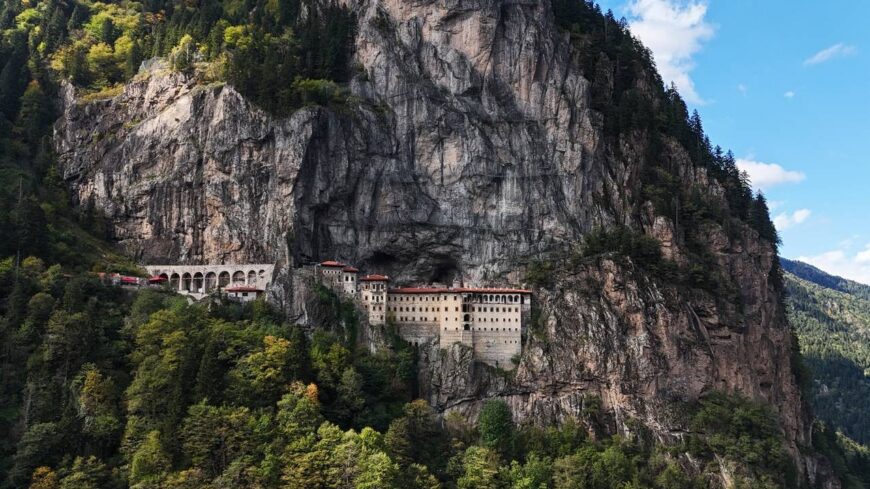 img_Sziklafalra_epult_csoda