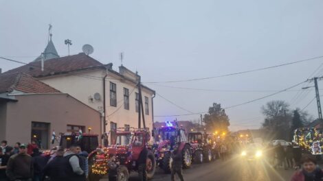 Adventi fényekbe öltözött traktorok vonultak Tokaj-Hegyalján