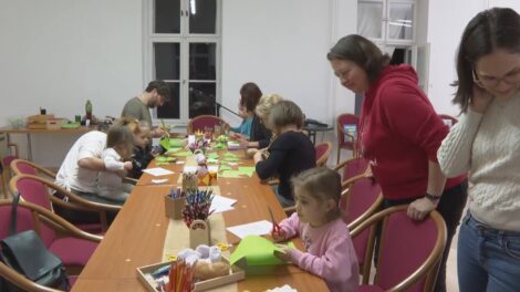 Adventi kézműves foglalkozásra hívta a gyerekeket a Kazinczy Ferenc Múzeum