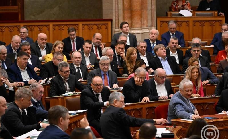 img_Elfogadta_a_14__havi_nyugdij_bevezeteserol_szolo_jogszabalyt_az_Orszaggyules