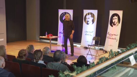 Hármasoltár ? Földes László HOBO önálló estje volt látható a Magyar Nyelv Múzeumában