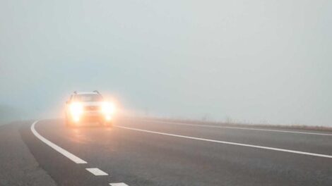 Köd és burkolatfelújítások nehezítik a közlekedést