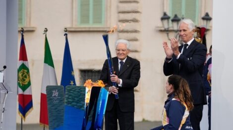 Meggyújtották a milánói és cortinai téli olimpia lángját Rómában