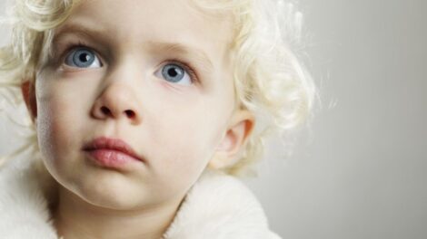 Miért sötétedik be a gyerekek szőke haja?