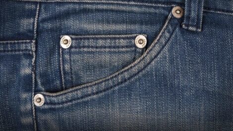 Minek az a kis zseb a farmernadrágokon?