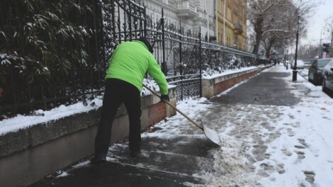 A járdák síkosság mentesítése a lakosság feladata is Sátoraljaújhelyben