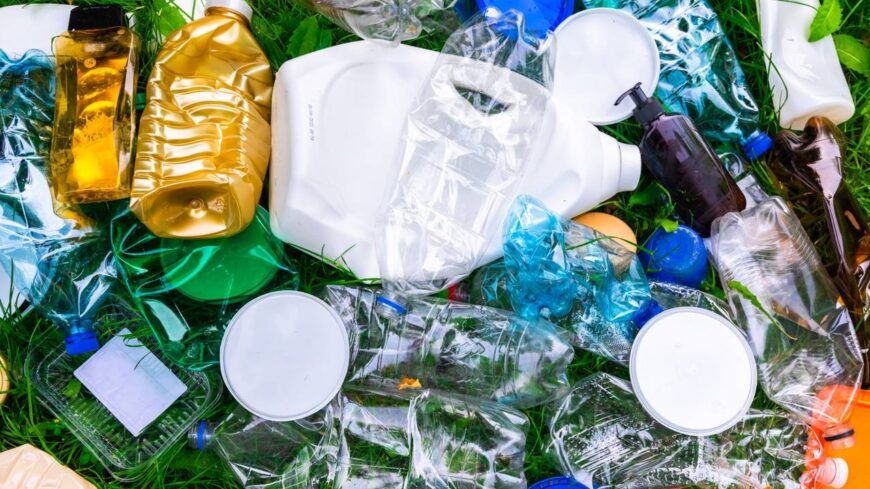 img_Ezekben_a_kavezokban_szemettel_fizetnek_az_etelert___fel_kilo_muanyagert_reggeli_jar