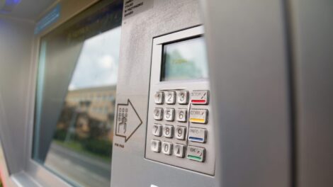 Február 1-jétől 300 ezer forintra emelkedik az ingyenes készpénzfelvételi határ