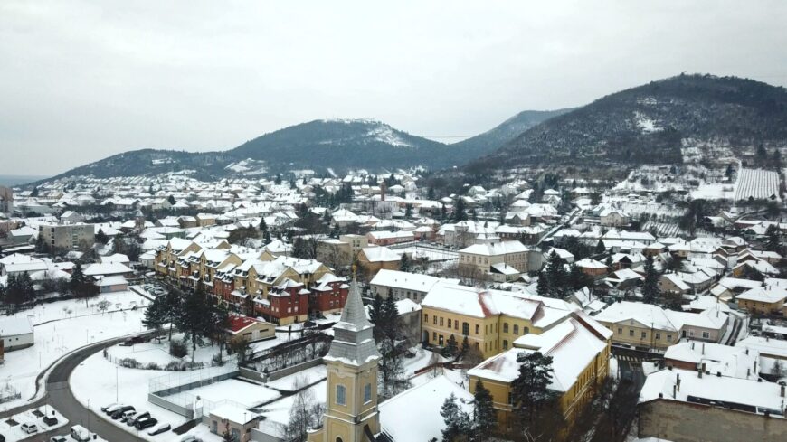 img_Kemeny_tel__hofuvas_es_rendkivuli_lehules_csutortokon-1