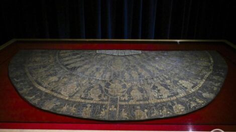 Kiemelték vitrinjéből a koronázási palástot a Nemzeti Múzeumban