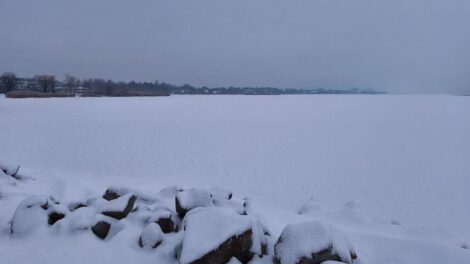 Továbbra is életveszélyes a Balaton jegére menni