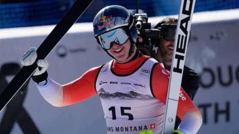 A svájci világbajnok, Franjo von Allmen nyerte Bormióban a férfi lesiklást