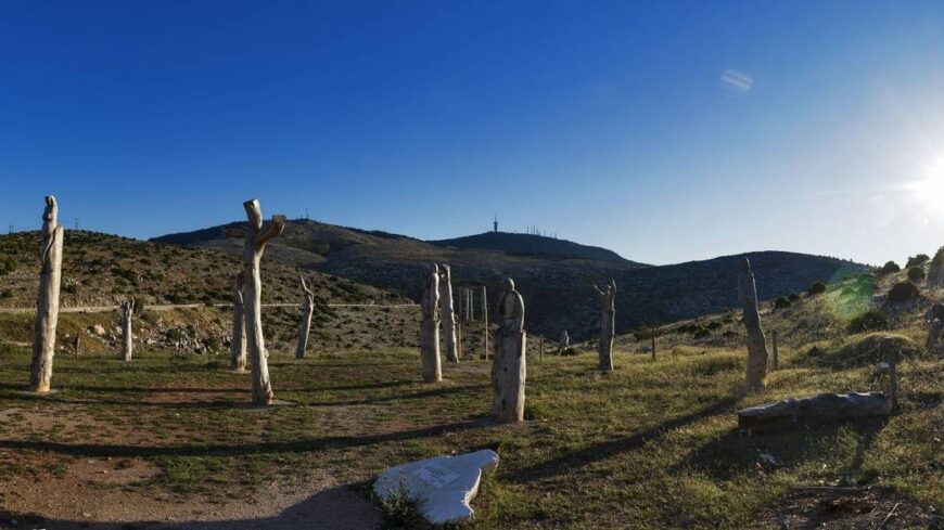 img_Kiserteties_szobrok_allnak_az_elhagyatott_szanatoriumnal