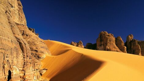 Milyen mély a homok a Szahara-sivatagban? És mi van alatta?