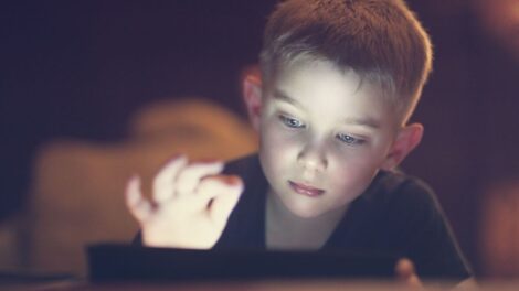 Rossz állapotban vannak a gyerekek az okoseszközök és a közösségi média használata miatt