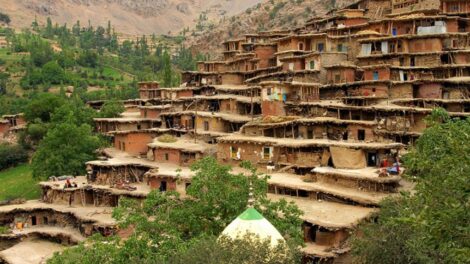 Több százan élnek a háztetőn ebben a faluban: lehetetlen bejutni autóval