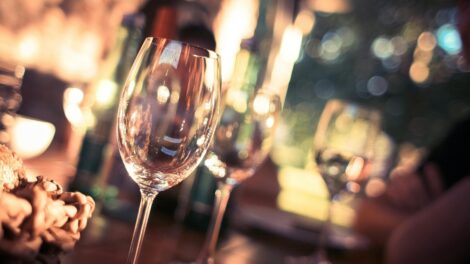 Vádat emeltek egy pultos ellen, aki óvatlanul klóros fertőtlenítőt öntött a vendég poharába