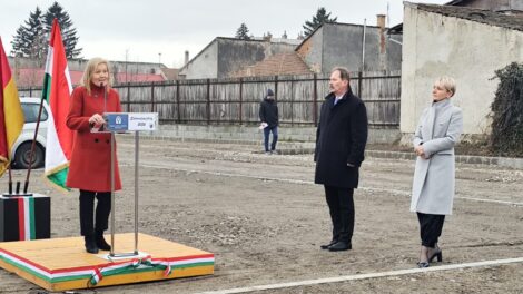 Átadták Sátoraljaújhelyen az újabb parkolót, a Versenyképes Járások program keretében, folytatódik a fejlesztése