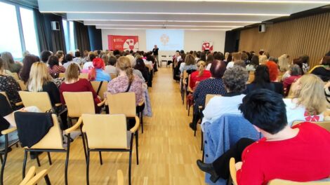 Újabb 150 óvónő és tanító érkezett Sátoraljaújhelyre a magyar iskolaválasztásért