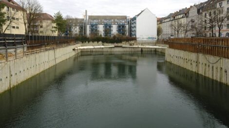 Ezt a tavat sosem akarták létrehozni: vize lakóházak között hullámzik