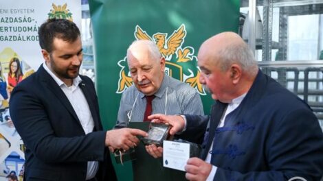 Hazatértek az első magyar űrnövénykísérlet mintái Debrecenbe