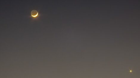 Holdsarló és Vénusz együttállása volt látható az égen