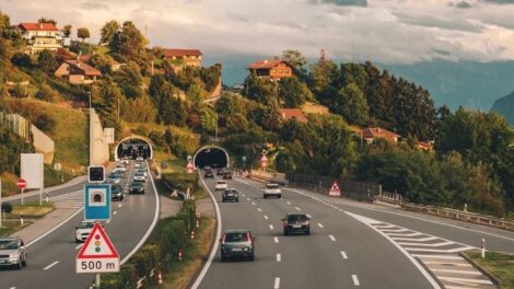 Új díjat vezetnének be az átutazóknak Svájcban