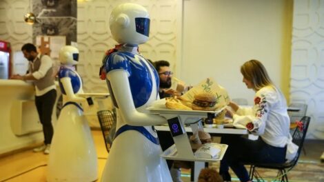 Csodák tára: humanoid robotok a segítik a kiszolgálást az egyik gyorsétteremben