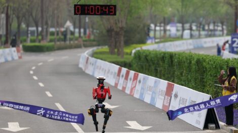Emberi világcsúcsot döntött meg egy humanoid robot a pekingi félmaratonon