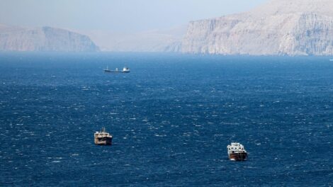 Irán bejelentette, hogy teljes egészében megnyitja a Hormuzi-szorost a kereskedelmi hajók előtt