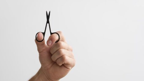 Körömvágó ollóval sebesítették meg az idős sértettet Szikszón