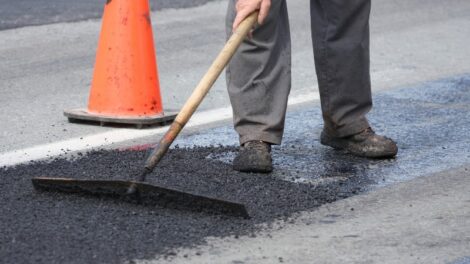 Közlekedési hírek: több útfelújítás és félpályás lezárás Zemplénben és a térségben